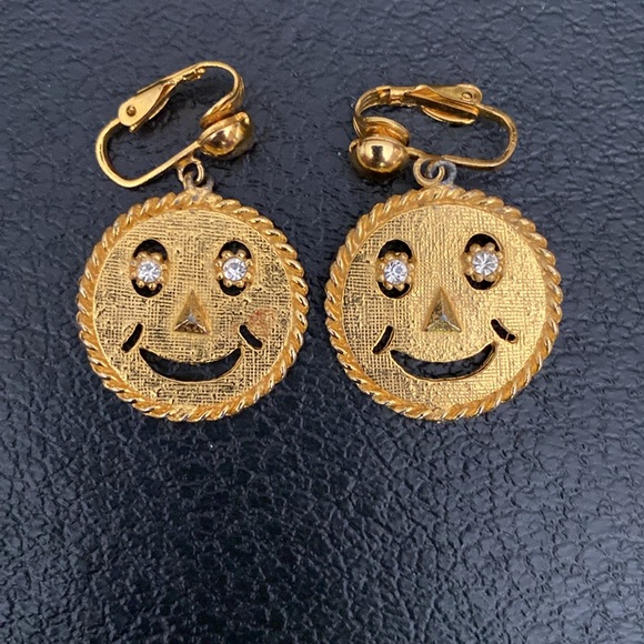 Smiley Face Necklace and Clip On Earrings. Costume Jewelry. - Picture 4 of 5